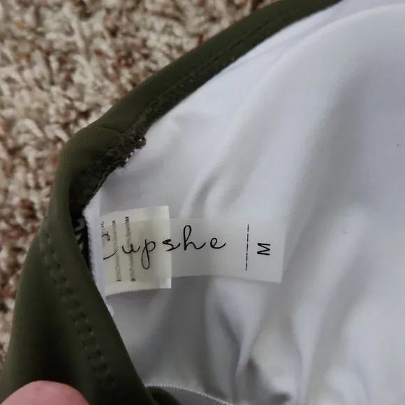 Cupshe Deep V swimsuit - Picture 3 of 4